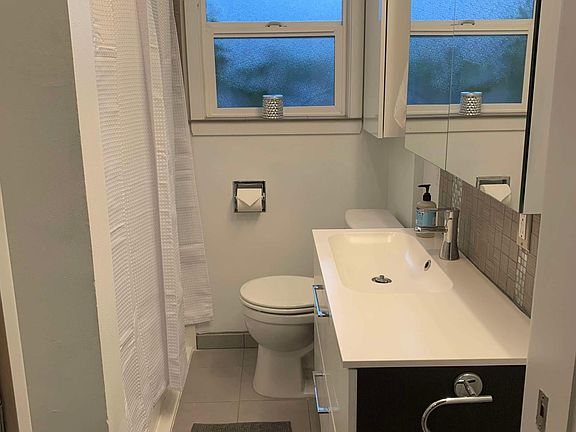 Batrhroom (between the two bedrooms)