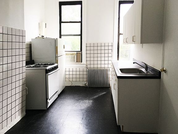 2nd image of 604 Manhattan Ave APT 4L