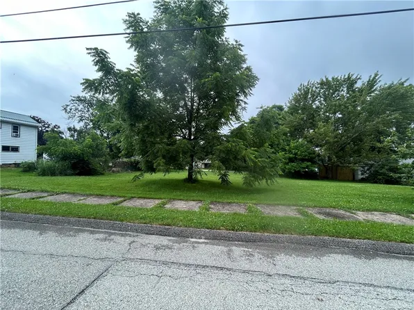 E Chestnut St, Blairsville, PA 15717