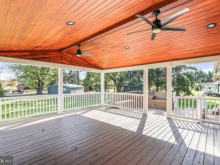 313 Windsor Ct — Photo 46