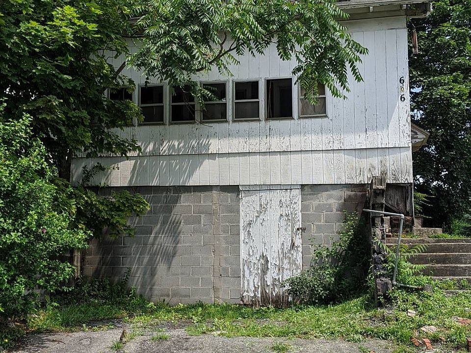 1st image of 606 Carbon St