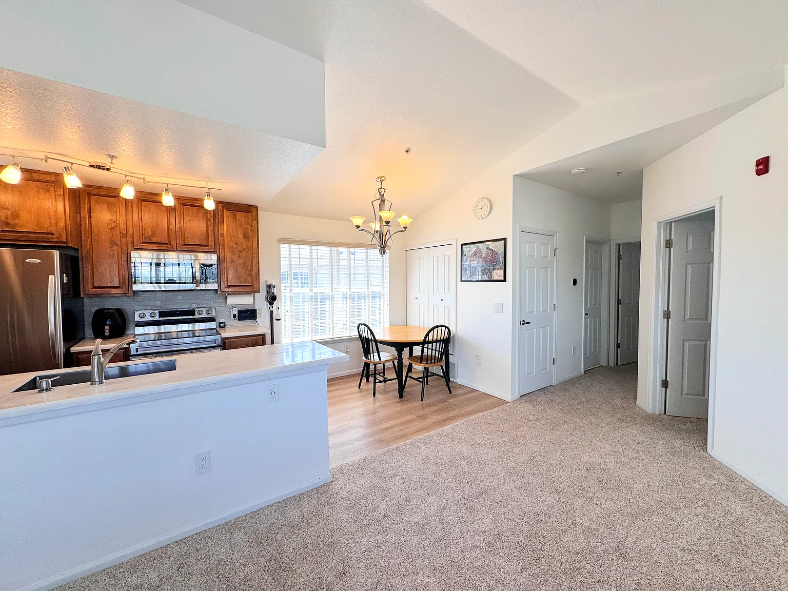 2 bed, 1.5 bath, 949 sqft, $1,900 — Photo 4