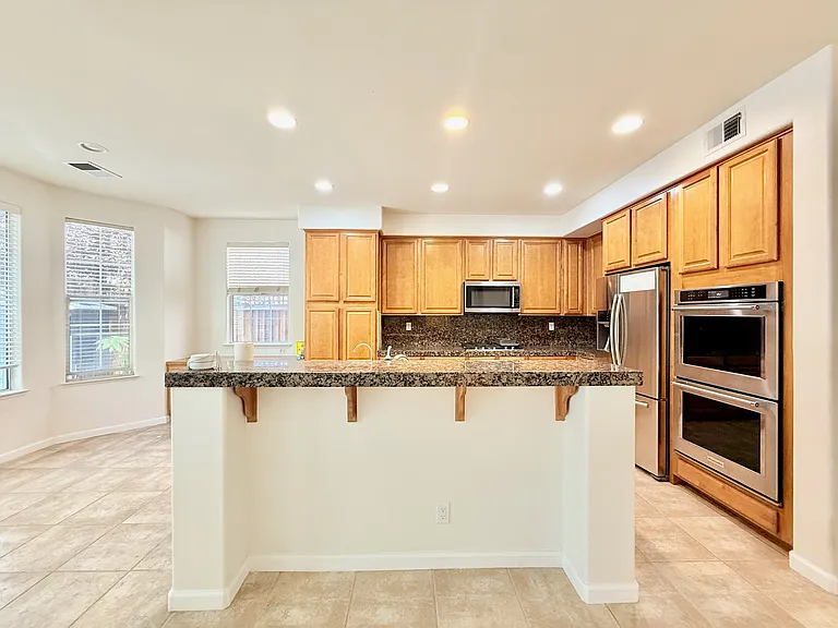 863 Dederick Ct — Photo 12