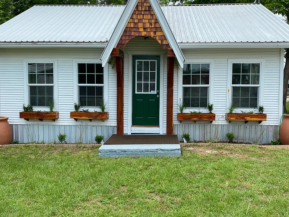 150 E Elm Pl