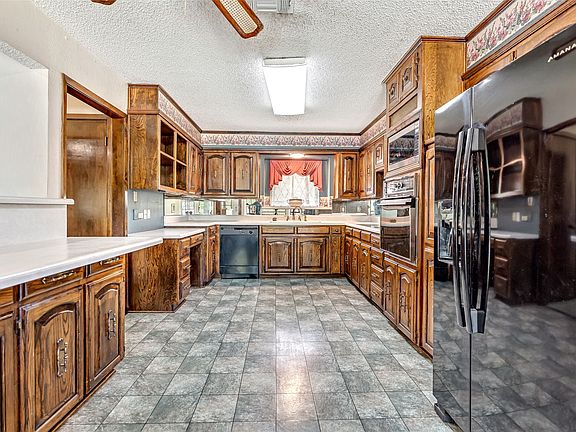 3rd image of 2015 Edgewood Dr