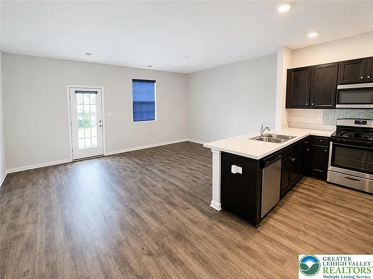 1143 Lova Ln — Photo 10