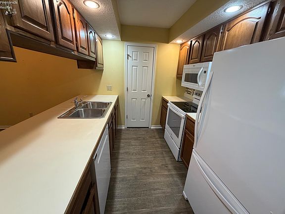 3rd image of 104 Leisure Ln