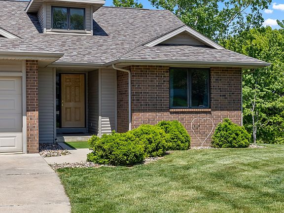 2nd image of 935 Woodland Dr