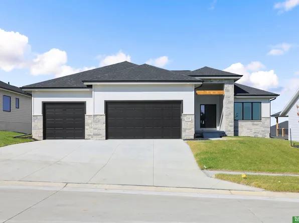12375 Lake Vista Dr, Papillion, NE 68046