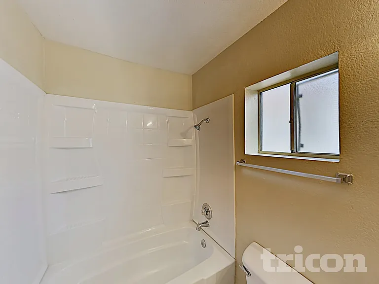 102 W Ivyglen St — Photo 30
