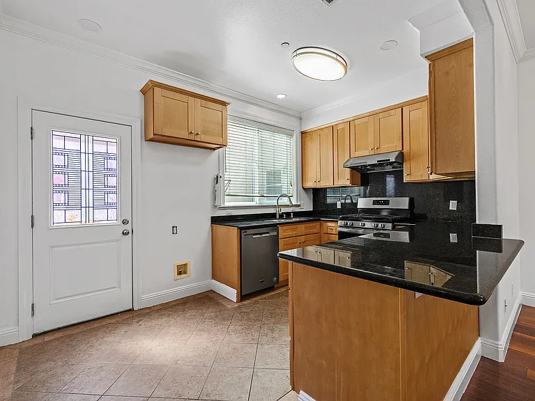 1083 Hyde St — Photo 5