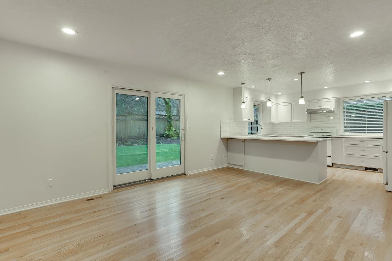 338 Laurel St — Photo 3