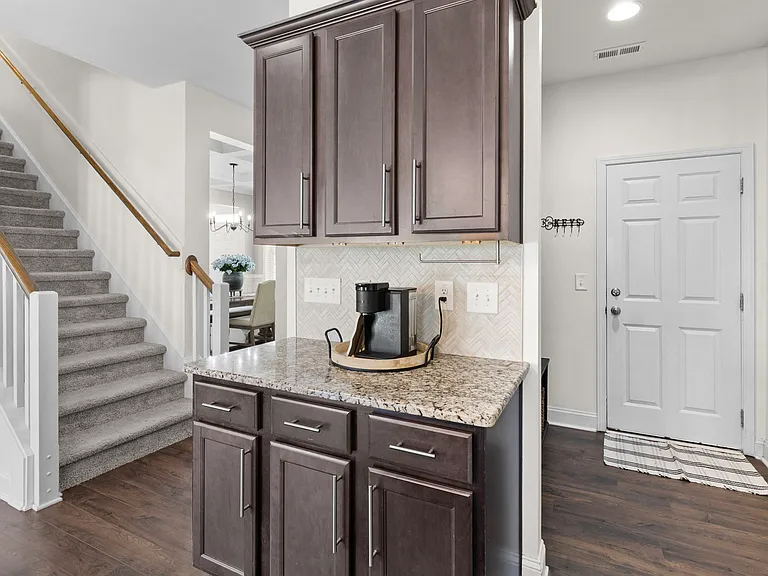 499 Bedford Dr — Photo 12