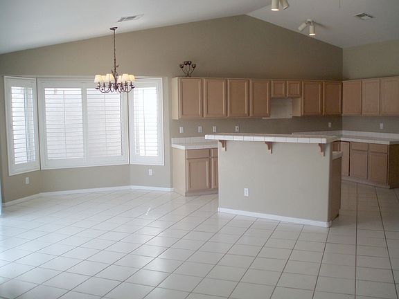 Dining Area & Kitchen!