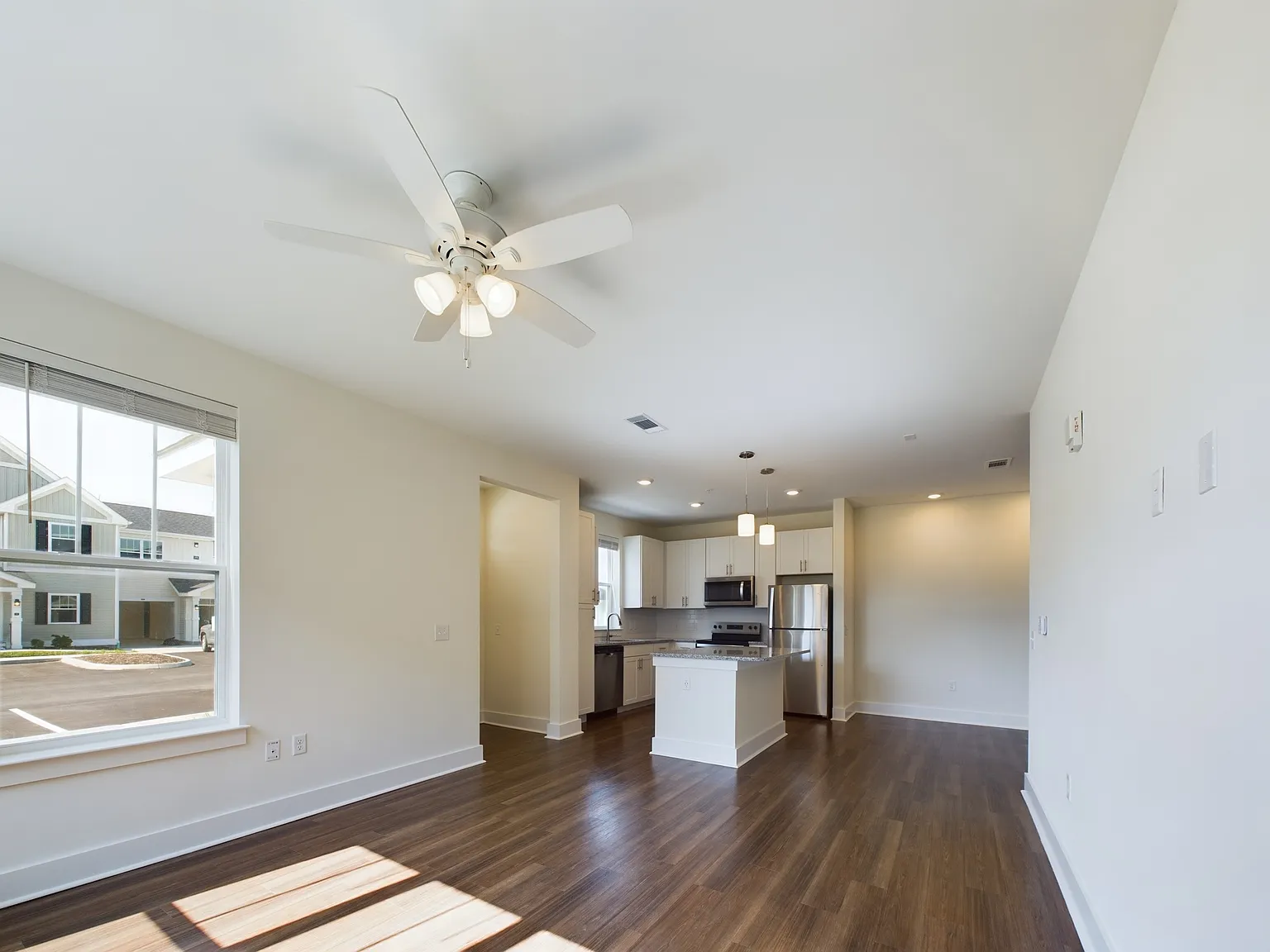 1 bed, 874 sqft, $1,769 — Photo 3