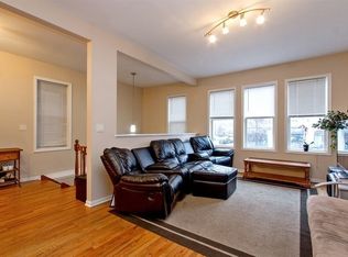 LOVELY duplex hardwood, updated kitchen, granite top, dw, deck, storage, eL, Chicago, IL 60614