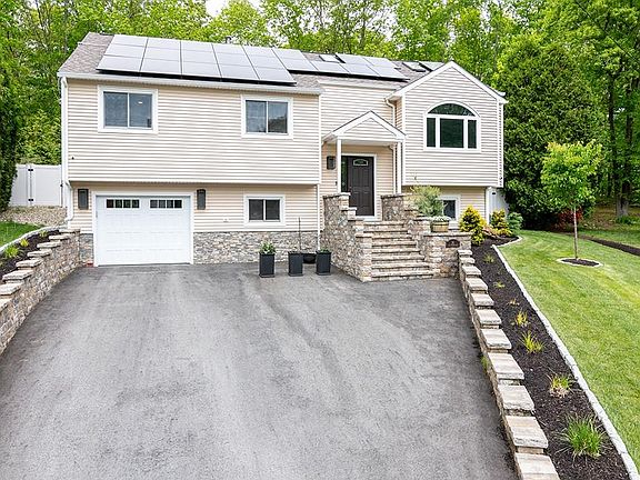 2nd image of 26 Ivy Hollow Ct