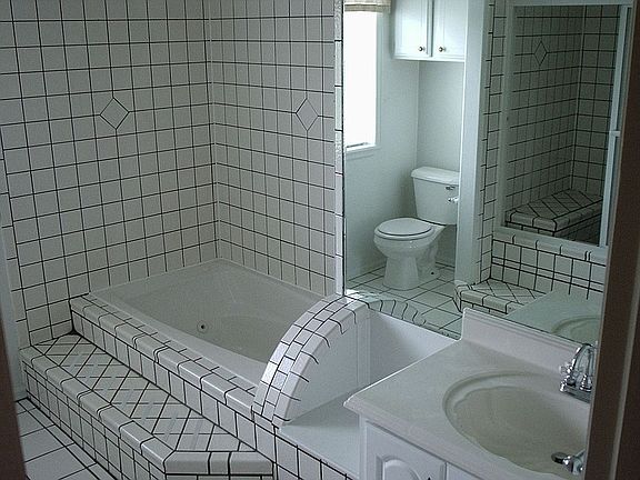 Master w/ jet tub & shower