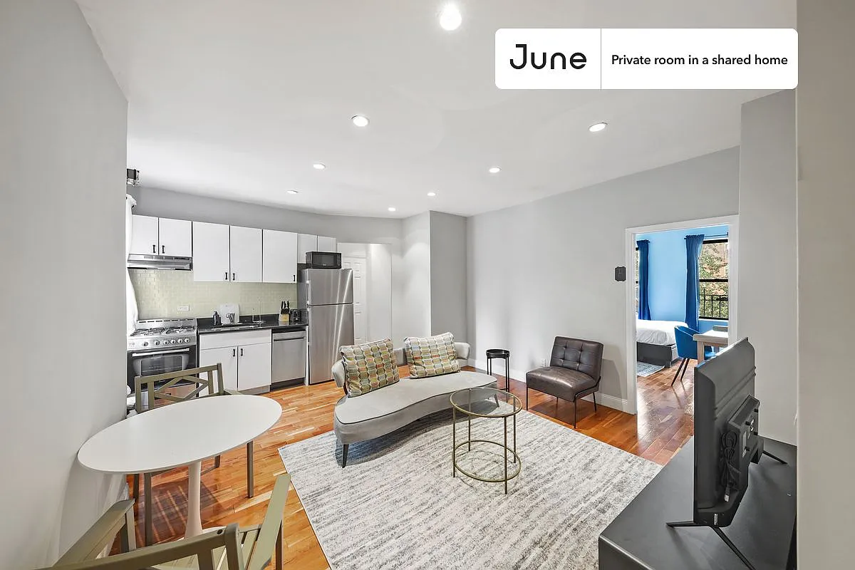 Queen bedroom in 3 bed/1 bath home in East Harlem #700 C — Photo 3