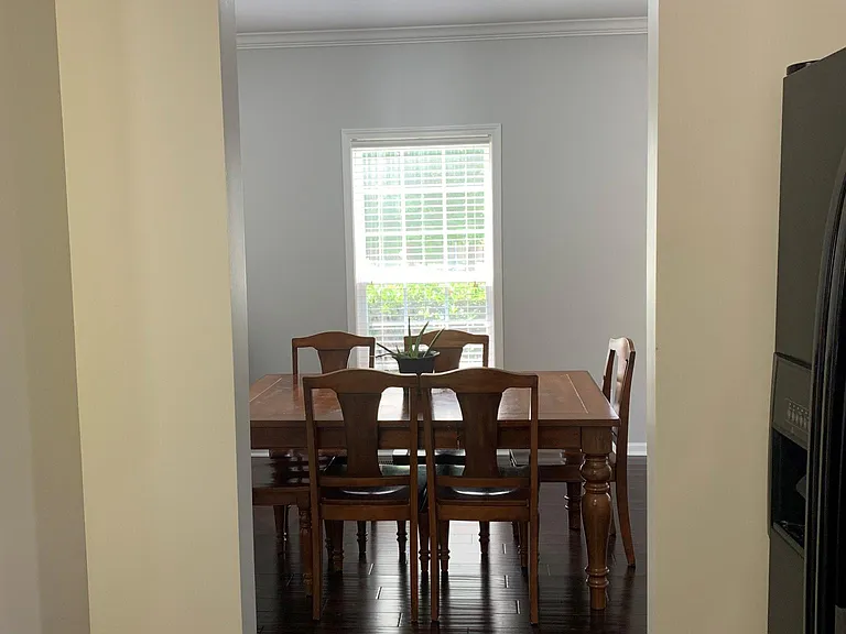 Access to dining from kitchen