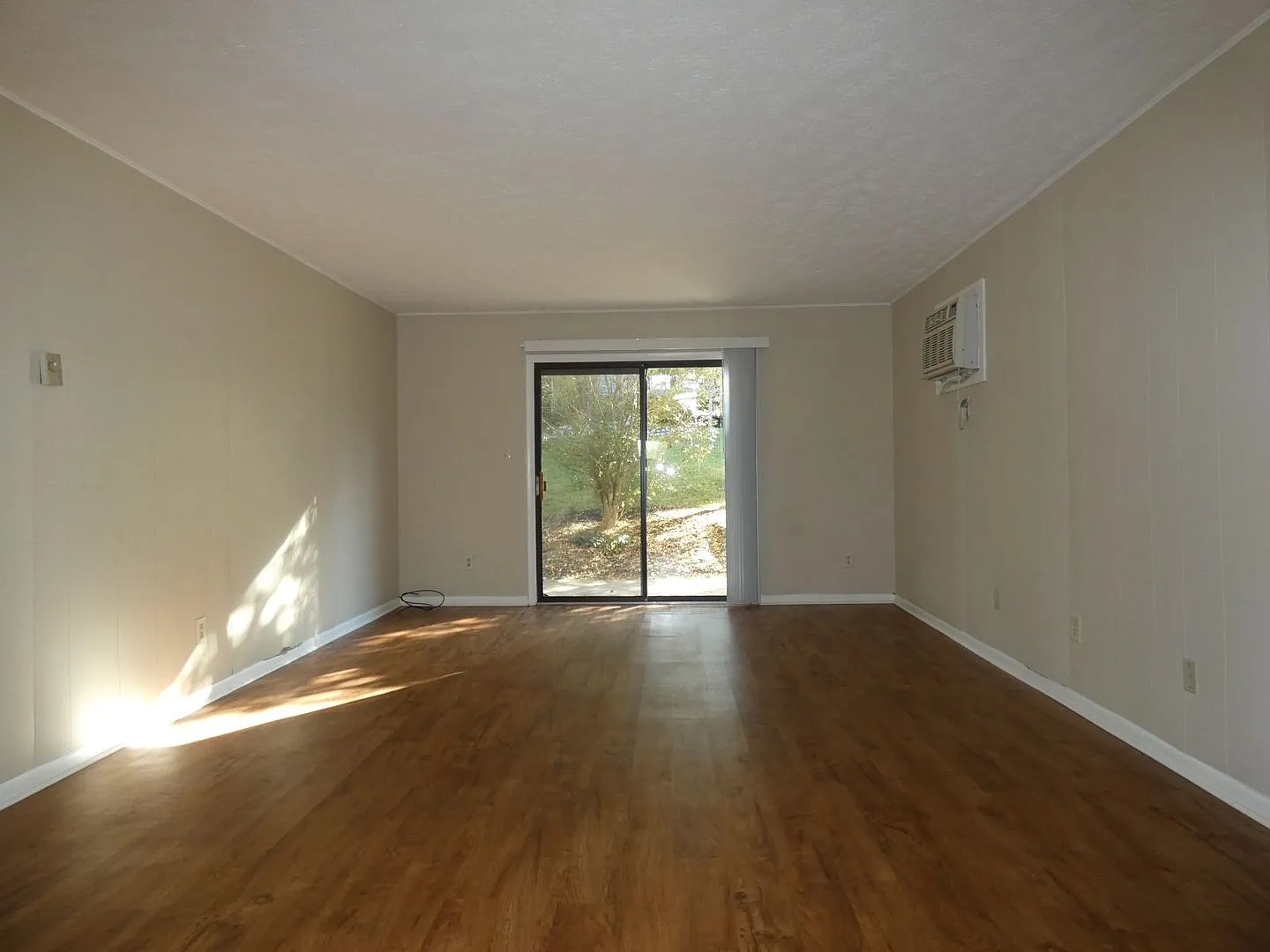 Updated Ground-Floor Apartment — Photo 4