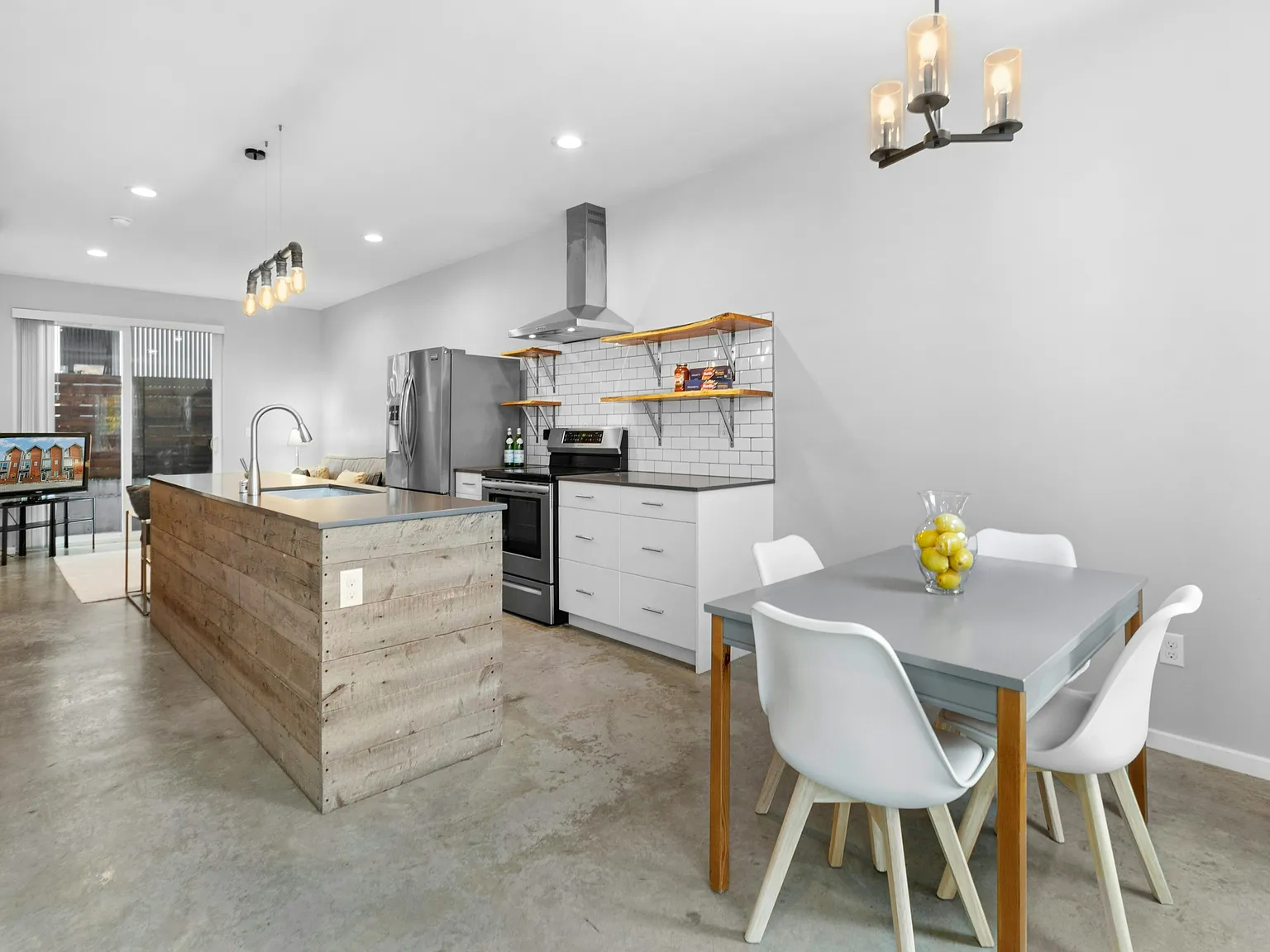 2 bed, 2.5 bath, 1370 sqft, $2,900 — Photo 3