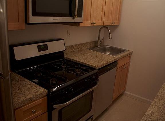 3rd image of 80 William St APT Lf