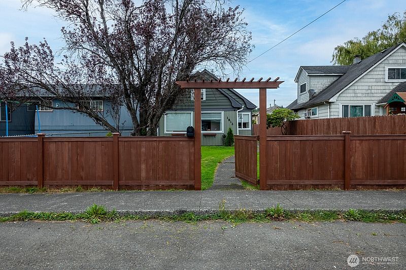2nd image of 1812 Bay Avenue