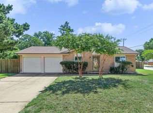 1100 Donley Dr, Euless, TX 76039