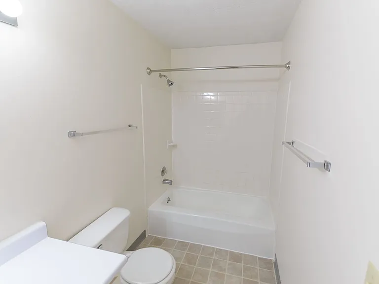 Windsor Gardens Apartments — Photo 82
