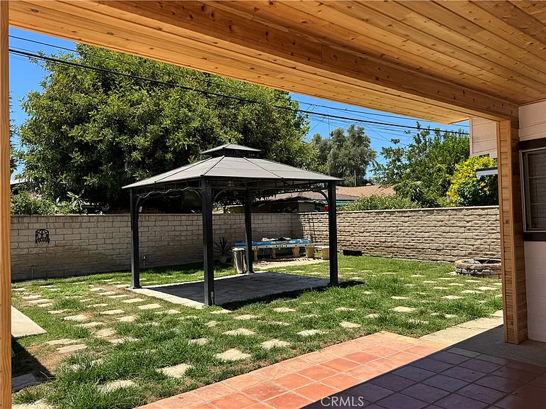 8739 Tyrone Ave — Photo 31