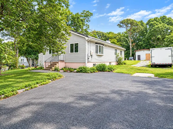 95 W Bartlett Road, Middle Island, NY 11953