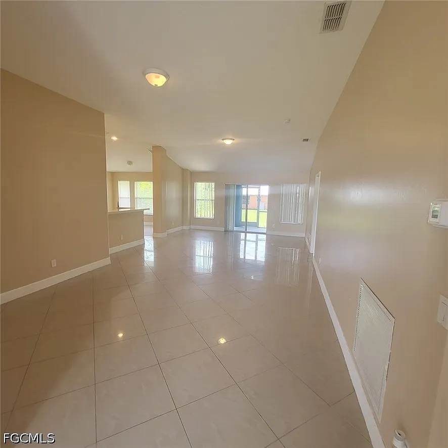 3 bed, 2.0 bath, 1642 sqft, $1,900 — Photo 2