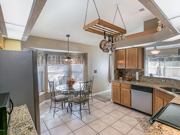 4th image of 425 Buckeye Ln E