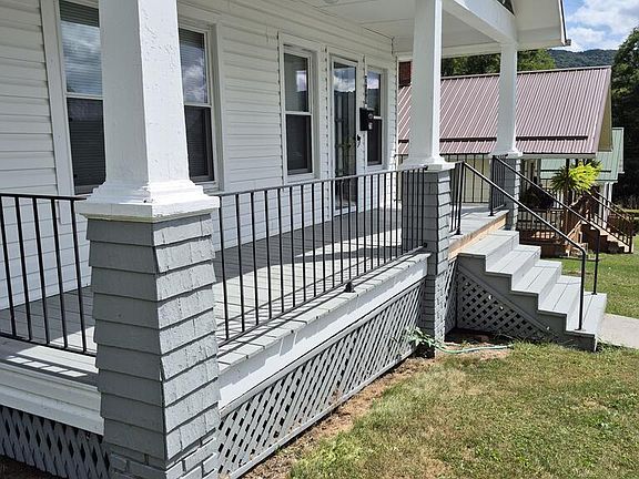 4th image of 218 Poplar St
