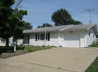3051 W 9th St, Waterloo, IA 50702