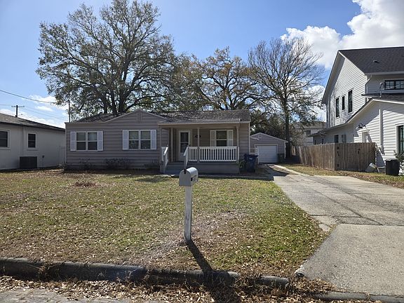2nd image of 1002 W Woodlawn Ave