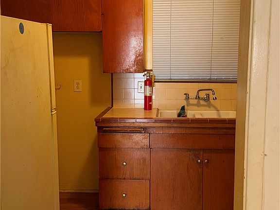 5th image of 947 E Broadway #2