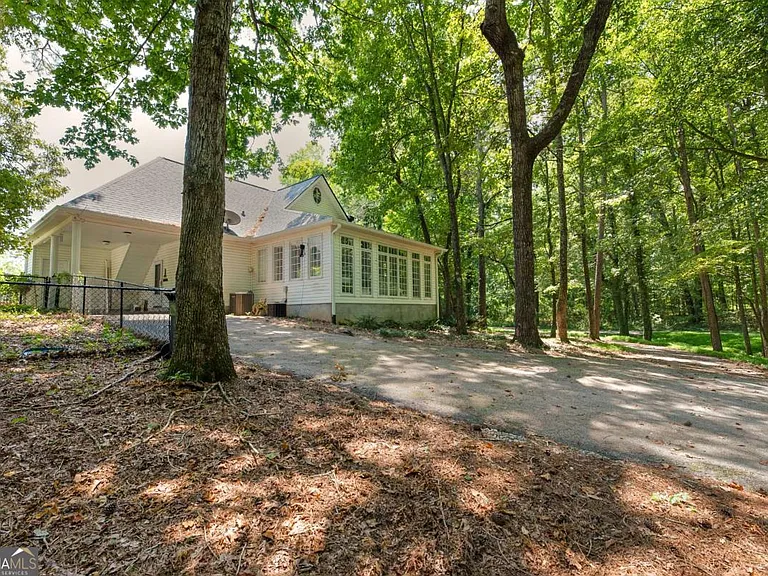 1031 Sandy Creek Rd — Photo 2