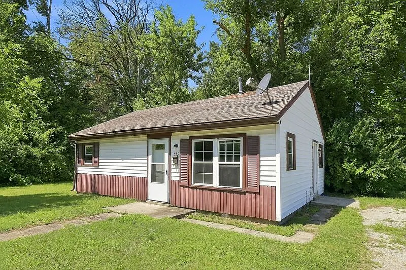 2 bed, 1.0 bath, $750 — Photo 2