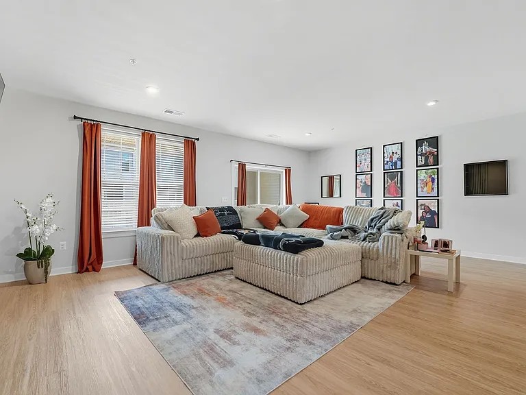 709 Thomas Ln #B — Photo 4