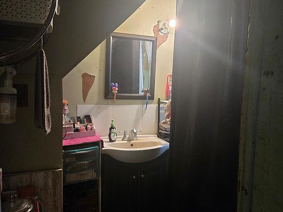 4th image of 823 Jefferson St