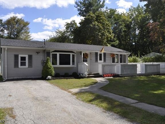 2nd image of 905 Iris Cir
