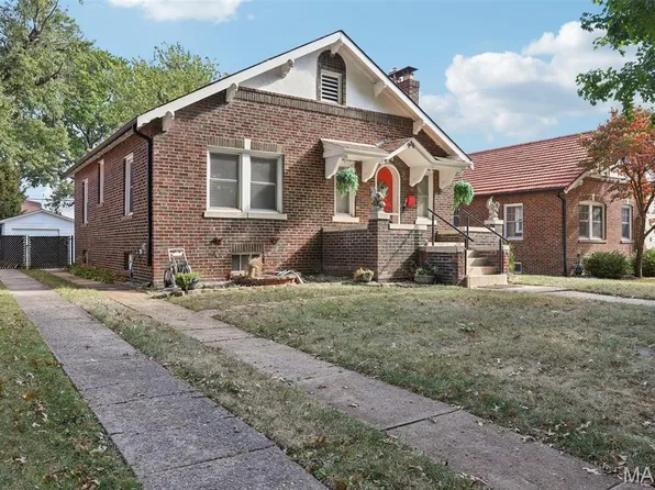 926 Country Club Dr, Saint Louis, MO 63121