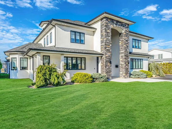 31 Shoal Drive, West Islip, NY 11795