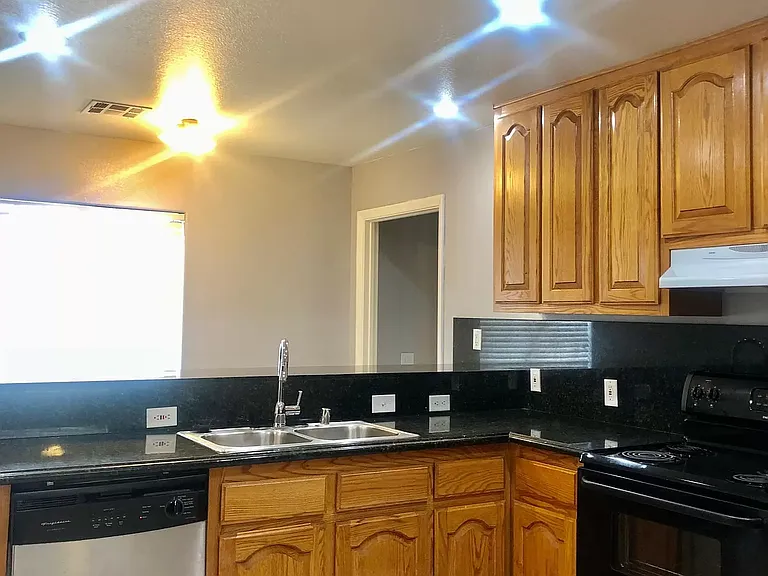 1011 Jubilee Ct — Photo 2