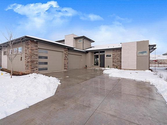 Side Entry Garage (1040sf!)