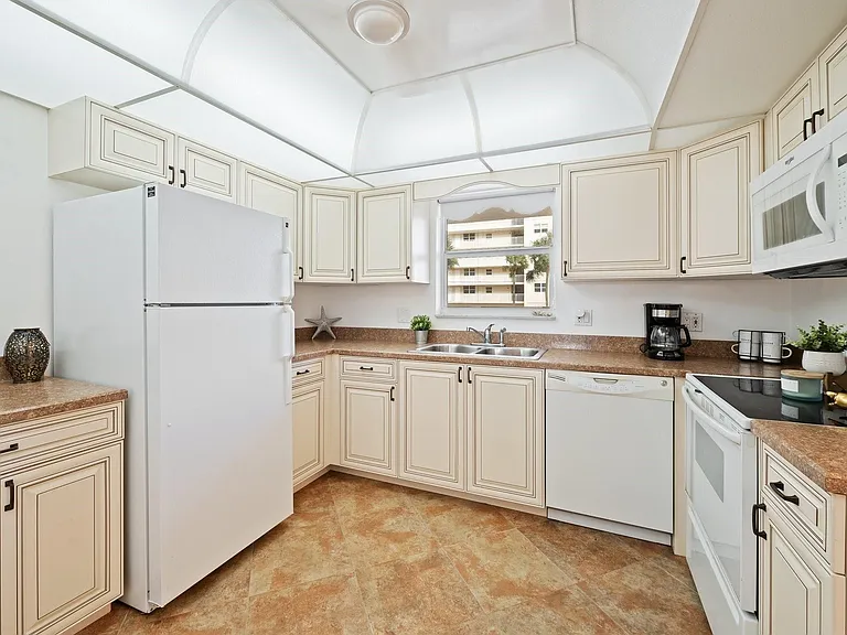 1050 Hillsboro Mile #203W — Photo 15