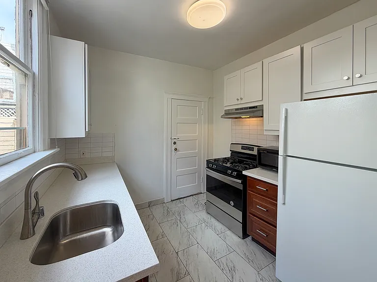 618 Cole St — Photo 3