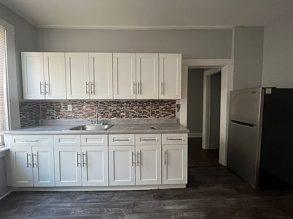 3rd image of 417 Leslie St Floor 2
